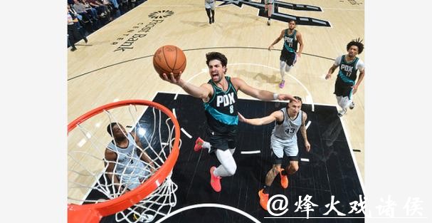开拓者5分客胜马刺 杨瀚森防守积极